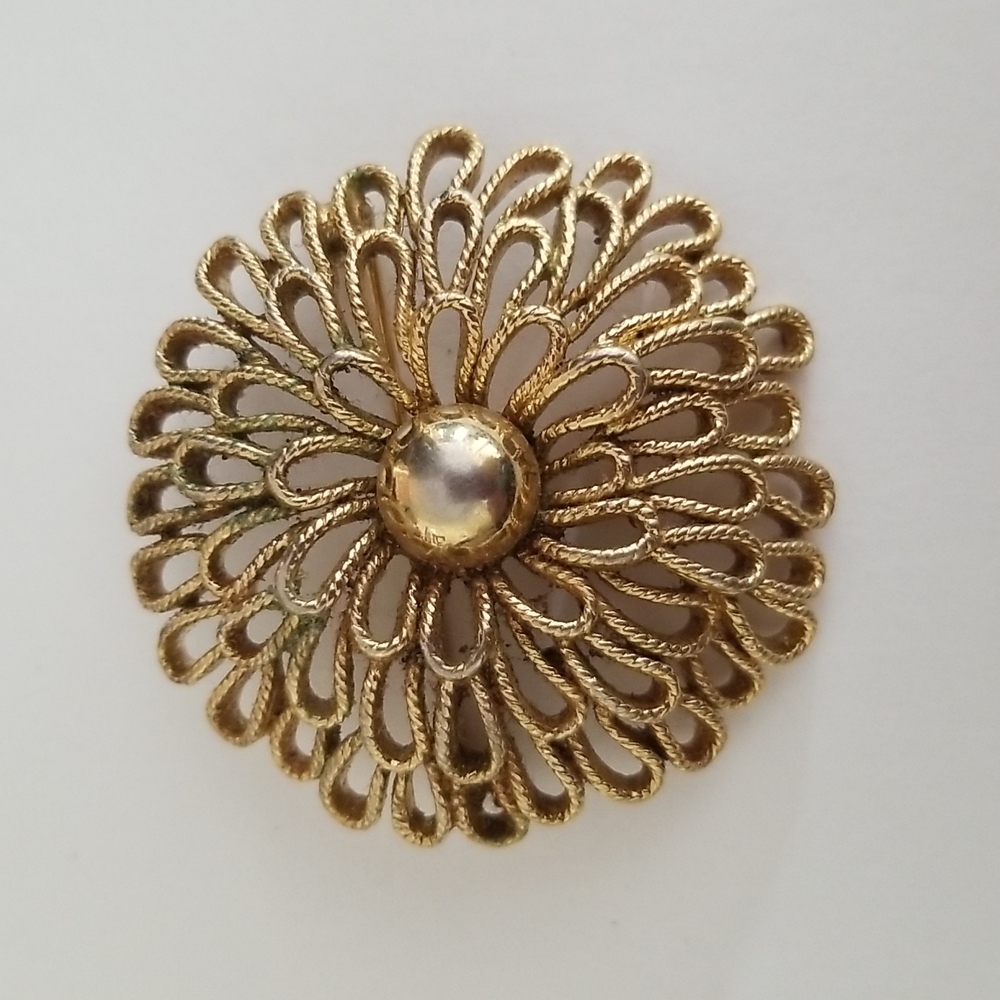 Vintage Trifari goldtone brooch.